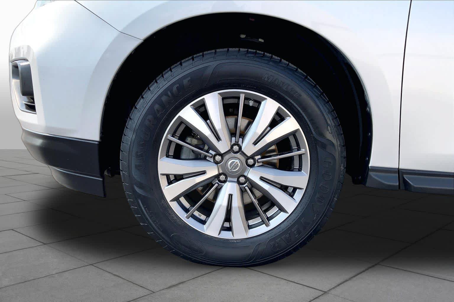 Used 2019 Nissan Pathfinder SV AWD/4WD image 10