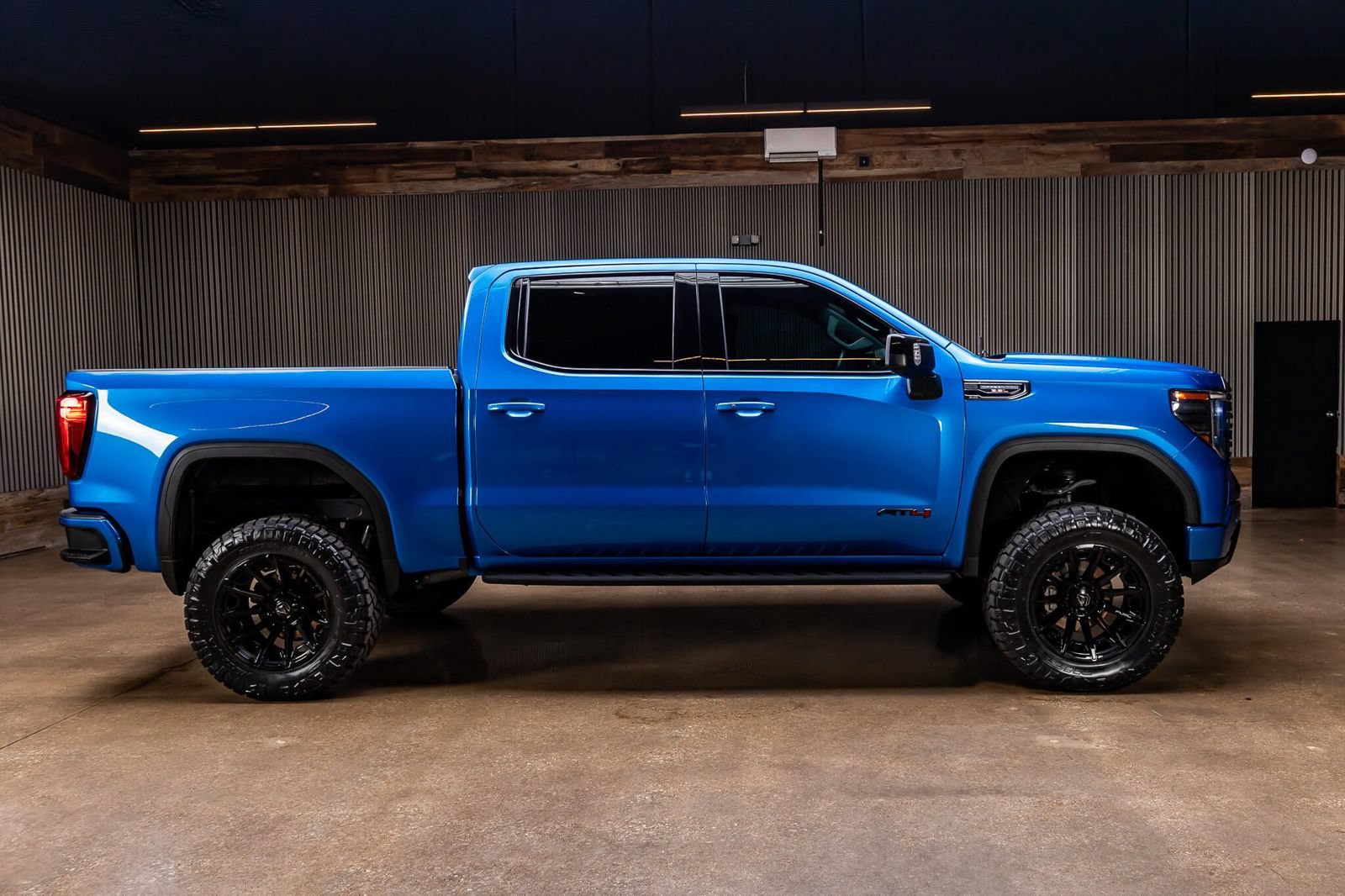 Used 2023 GMC Sierra 1500 AT4 w/ AT4 Premium Package AWD/4WD image 11