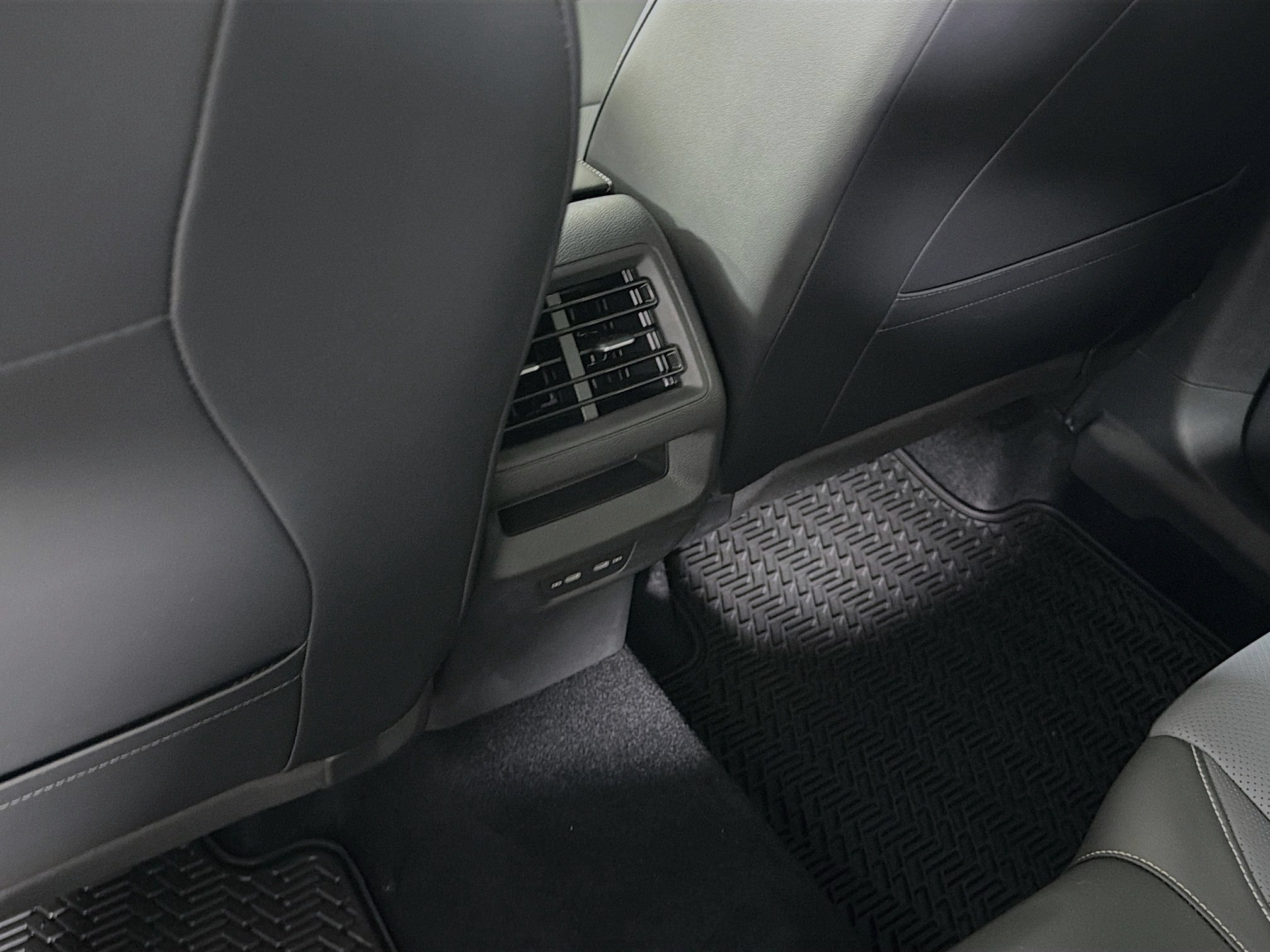 Used 2025 Volkswagen Tiguan SE FWD image 23
