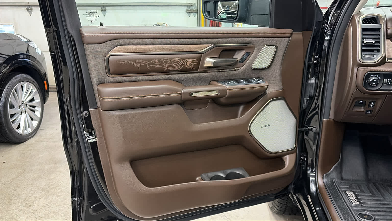 Used 2025 RAM 1500 Limited w/ Off Road Group image 5