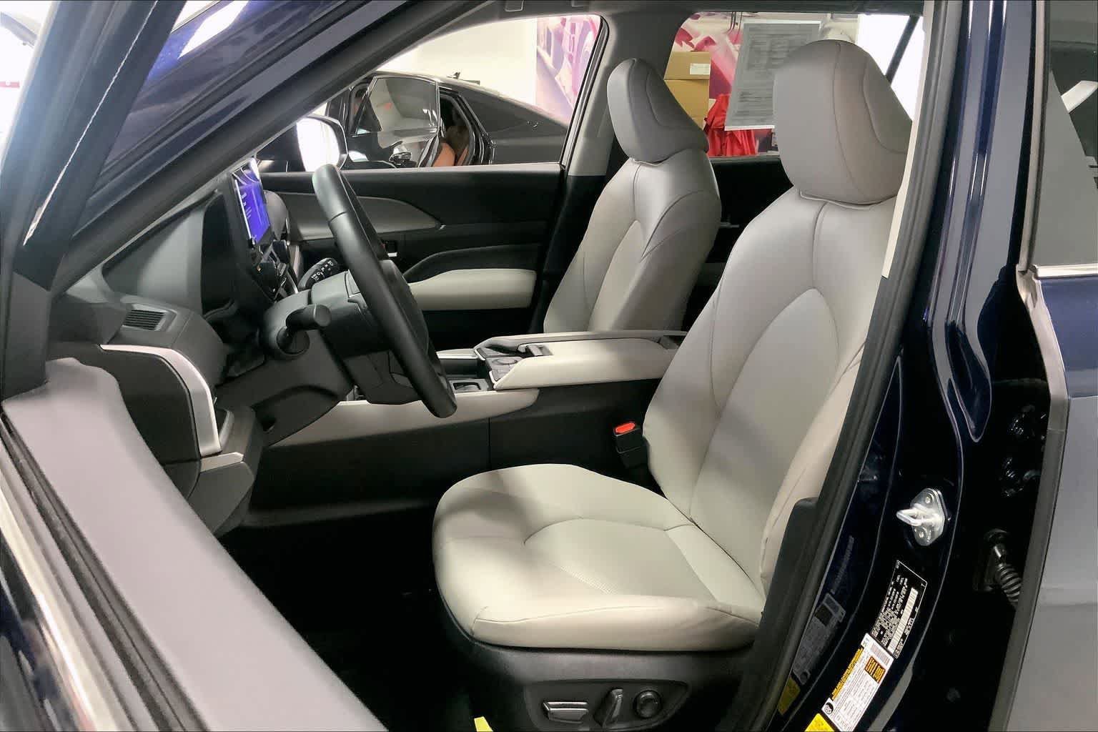 Used 2025 Toyota Grand Highlander AWD image 9