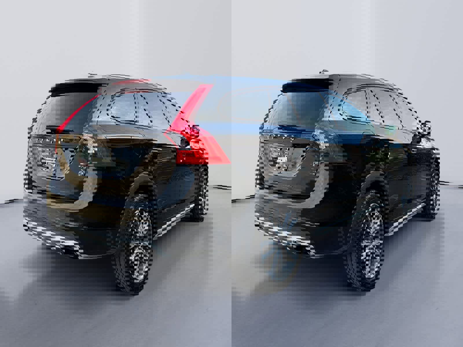 Used 2018 Volvo V60 T5 Cross Country w/ Convenience Package image 3