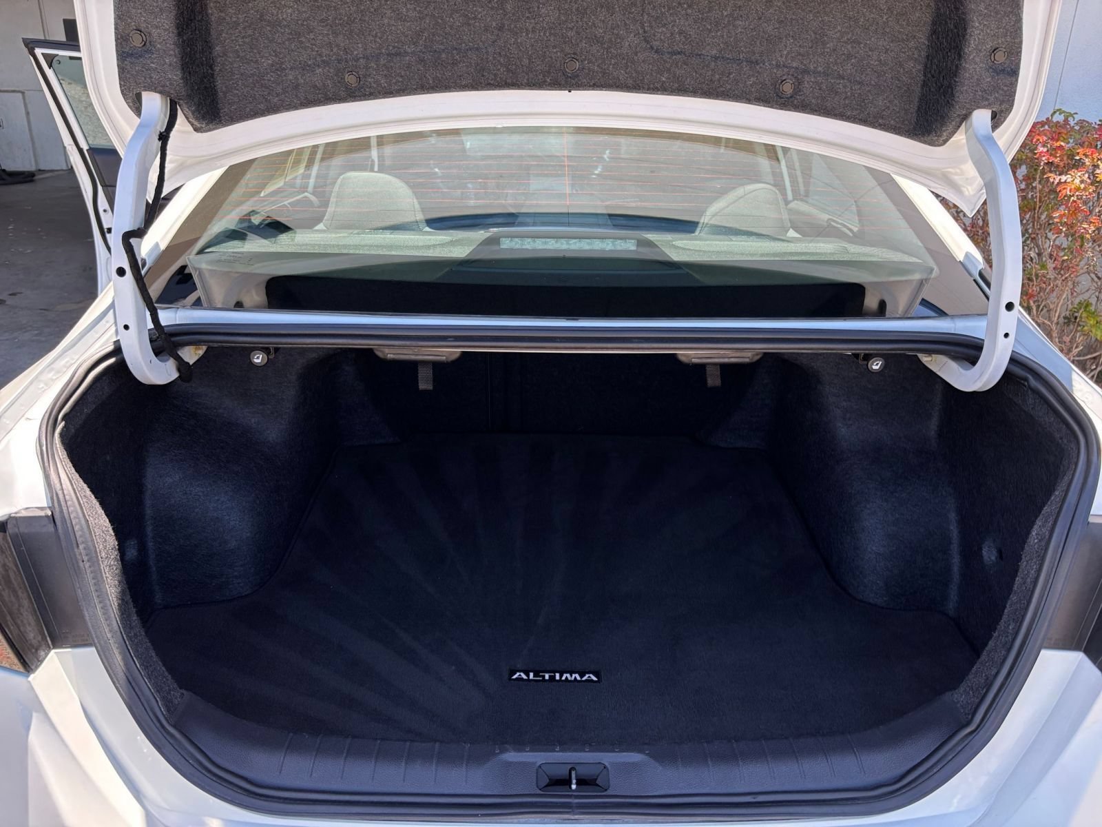 Used 2025 Nissan Altima 2.5 SV FWD image 32