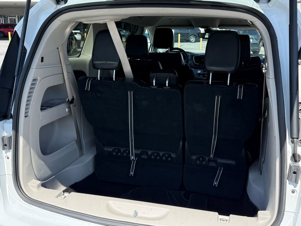 Used 2024 Chrysler Pacifica Touring-L image 13