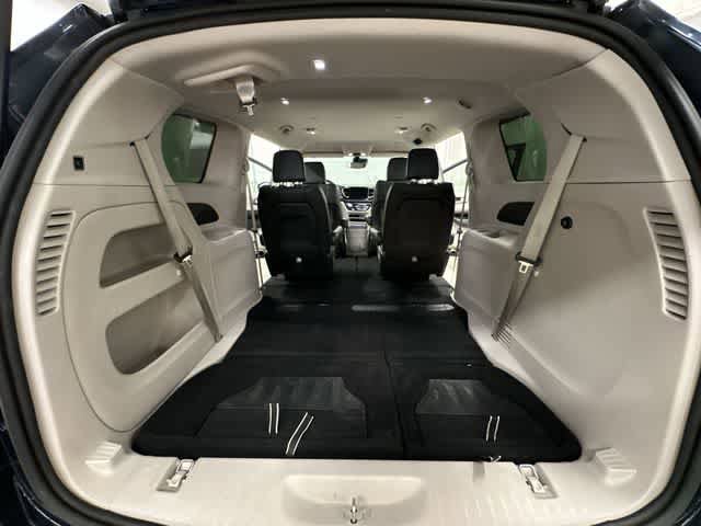 Used 2023 Chrysler Pacifica Touring-L FWD image 26