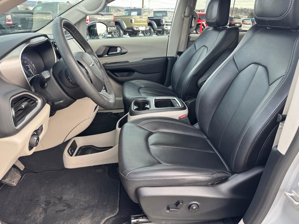 Used 2024 Chrysler Pacifica Touring-L image 6