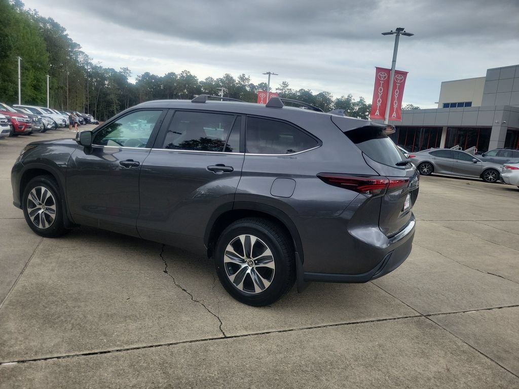 Certified 2024 Toyota Highlander XLE FWD image 3