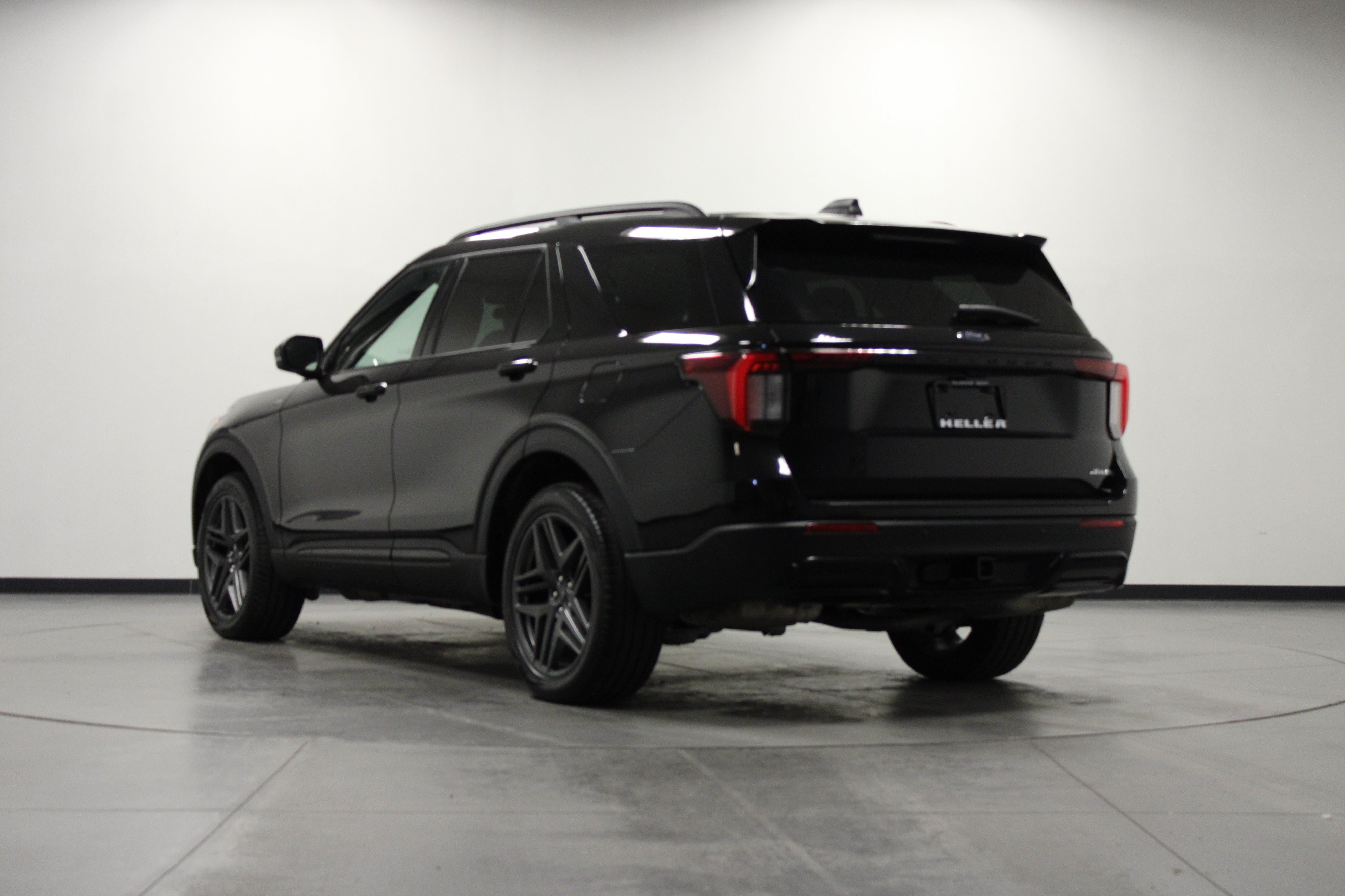 Used 2025 Ford Explorer ST-Line w/ ST-Line Street Pack AWD/4WD image 6