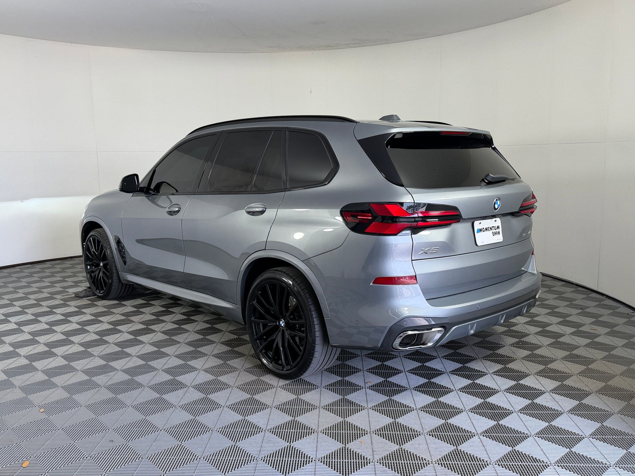 Used 2024 BMW X5 sDrive40i w/ M Sport Package RWD image 3