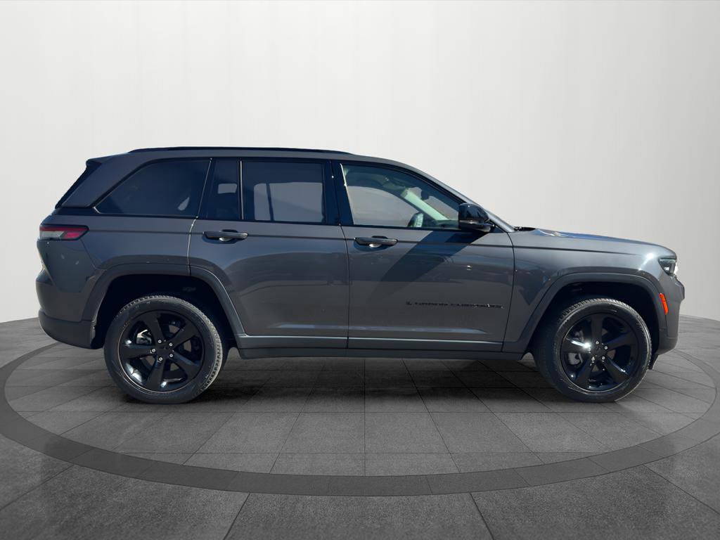 Used 2023 Jeep Grand Cherokee Limited w/ Black Appearance Package image 6