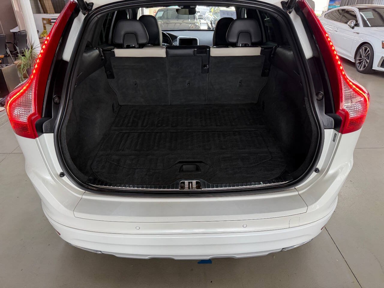 Used 2016 Volvo XC60 T6 AWD/4WD image 9