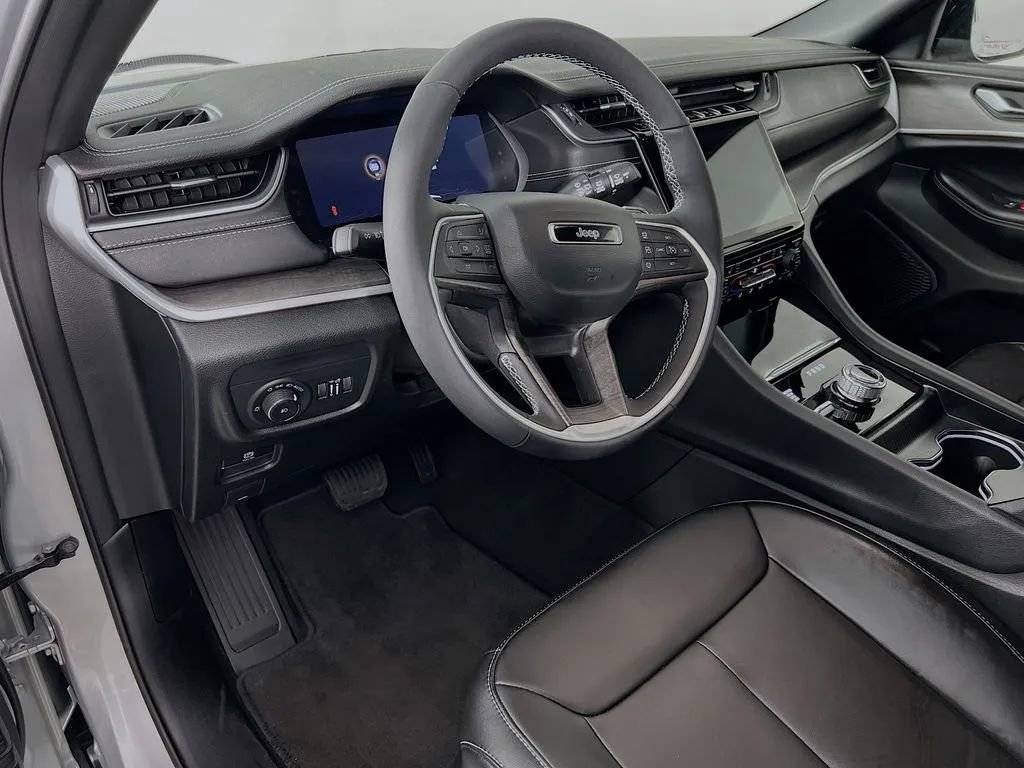 Used 2025 Jeep Grand Cherokee L Limited w/ Black Appearance Package image 10