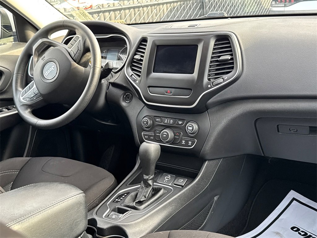 Used 2019 Jeep Cherokee Latitude w/ Popular Appearance Group image 8