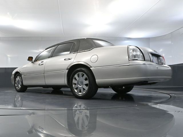 Used 2004 Lincoln Town Car Ultimate RWD image 42