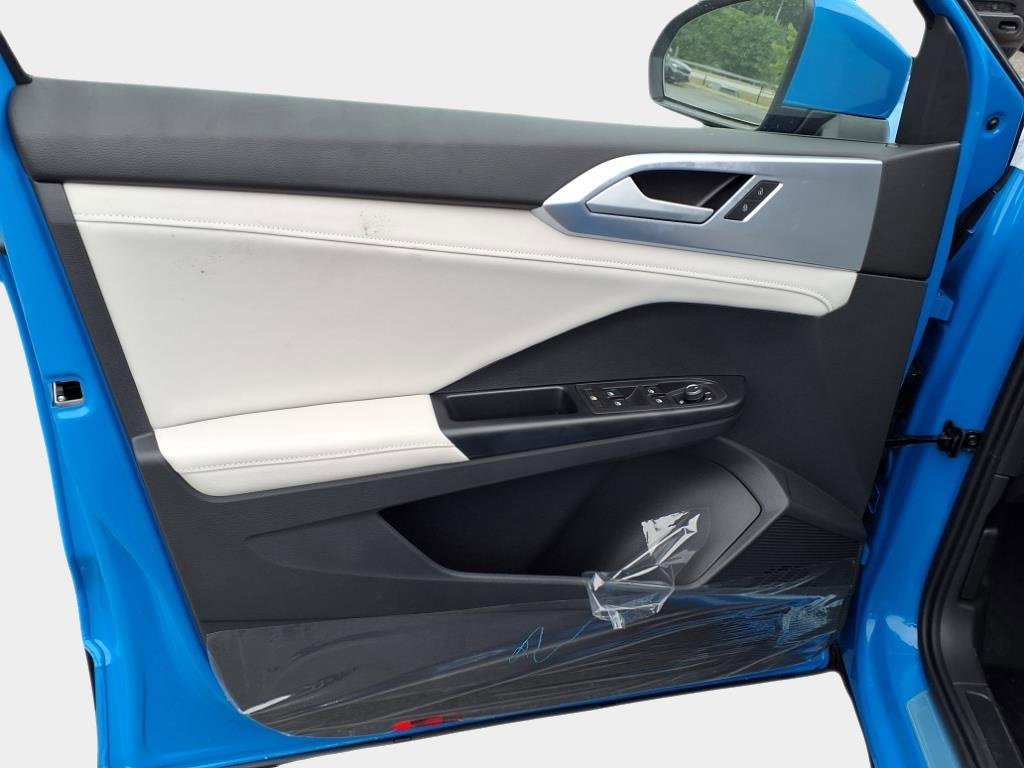 New 2025 Volkswagen Taos SE image 9