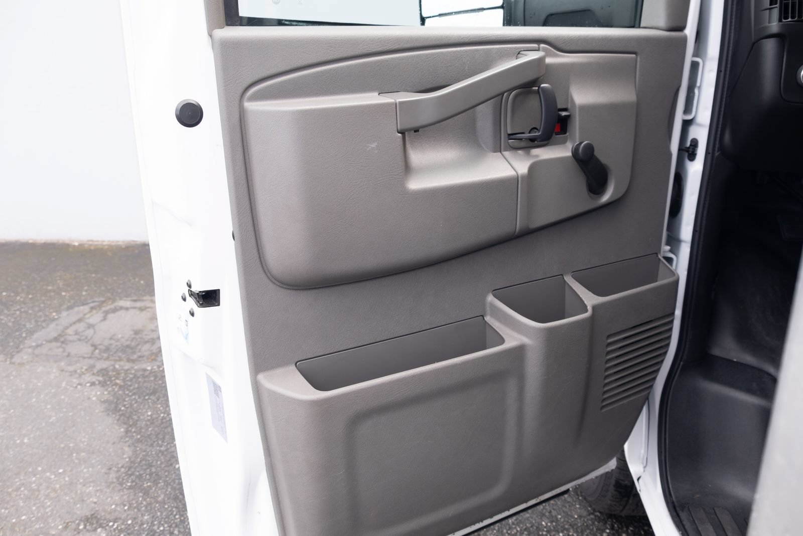 Used 2020 Chevrolet Express 3500 RWD image 9