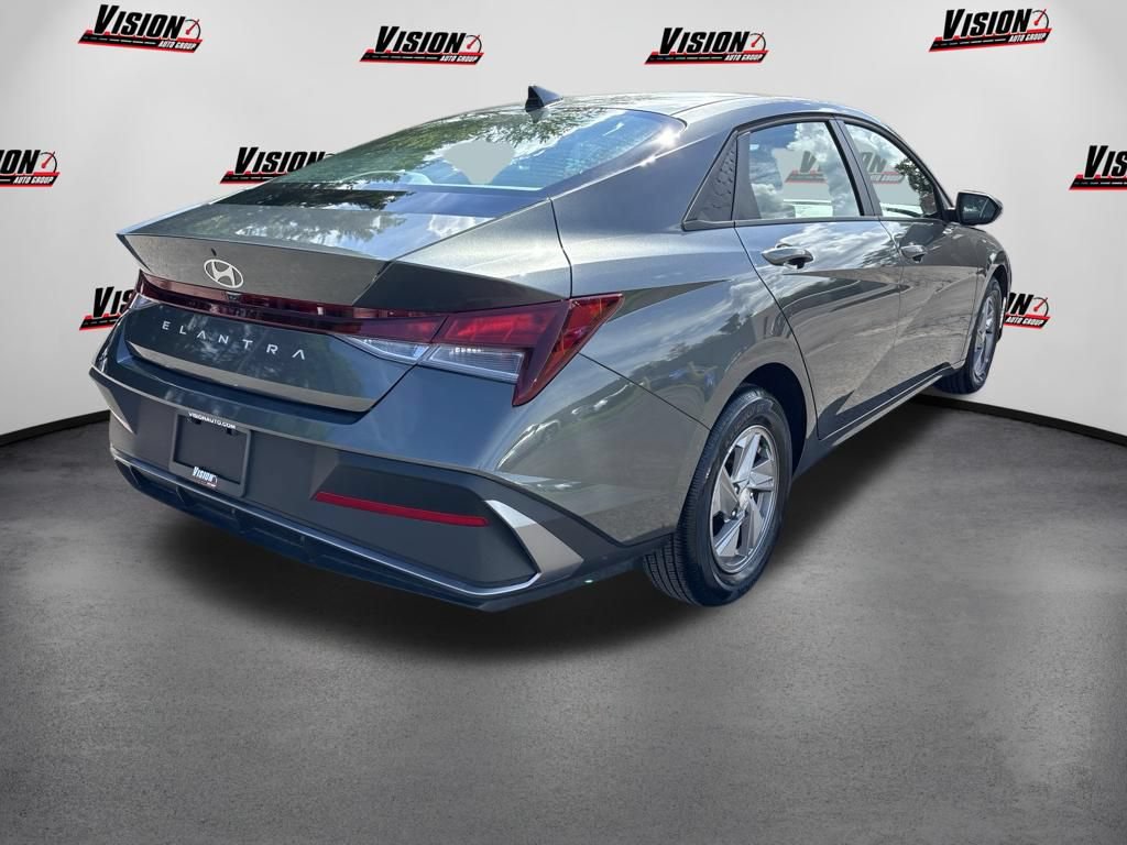 Certified 2025 Hyundai Elantra SE FWD image 5