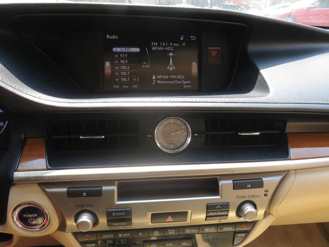 Used 2015 Lexus ES 300h w/ Premium Package w/Bamboo Trim FWD image 17