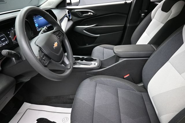 Used 2024 Chevrolet Trax LS w/ LS Convenience Package FWD image 16