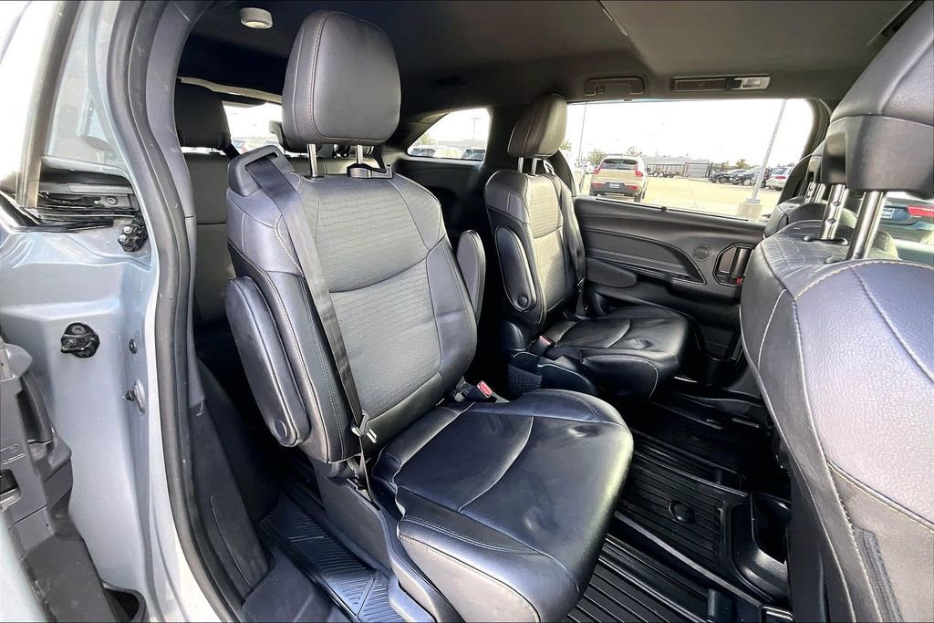 Used 2024 Toyota Sienna XLE Woodland Edition image 32