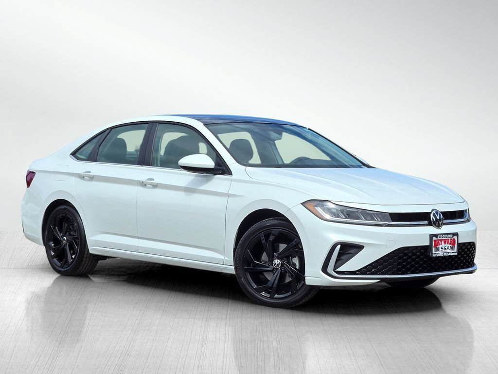 Used 2025 Volkswagen Jetta SE FWD image 2