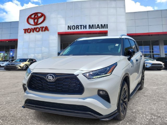 Used 2025 Toyota Highlander Limited FWD image 2