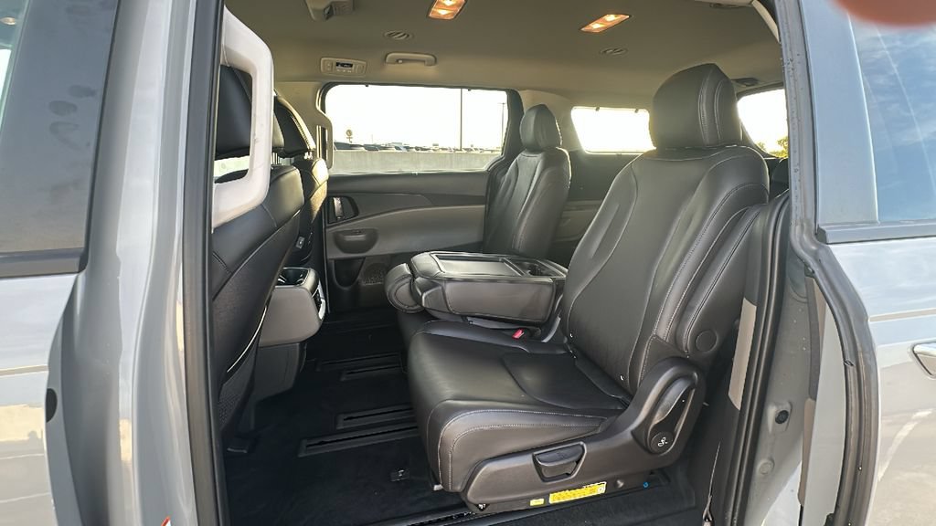Used 2026 Kia Carnival EX FWD image 32