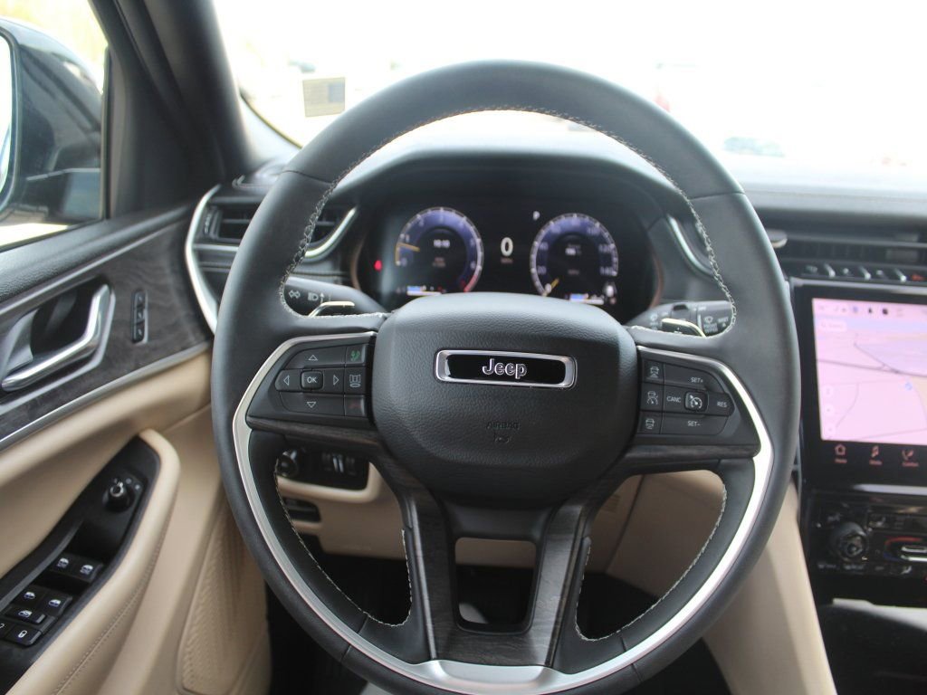 Used 2024 Jeep Grand Cherokee Limited w/ Black Appearance Package image 19