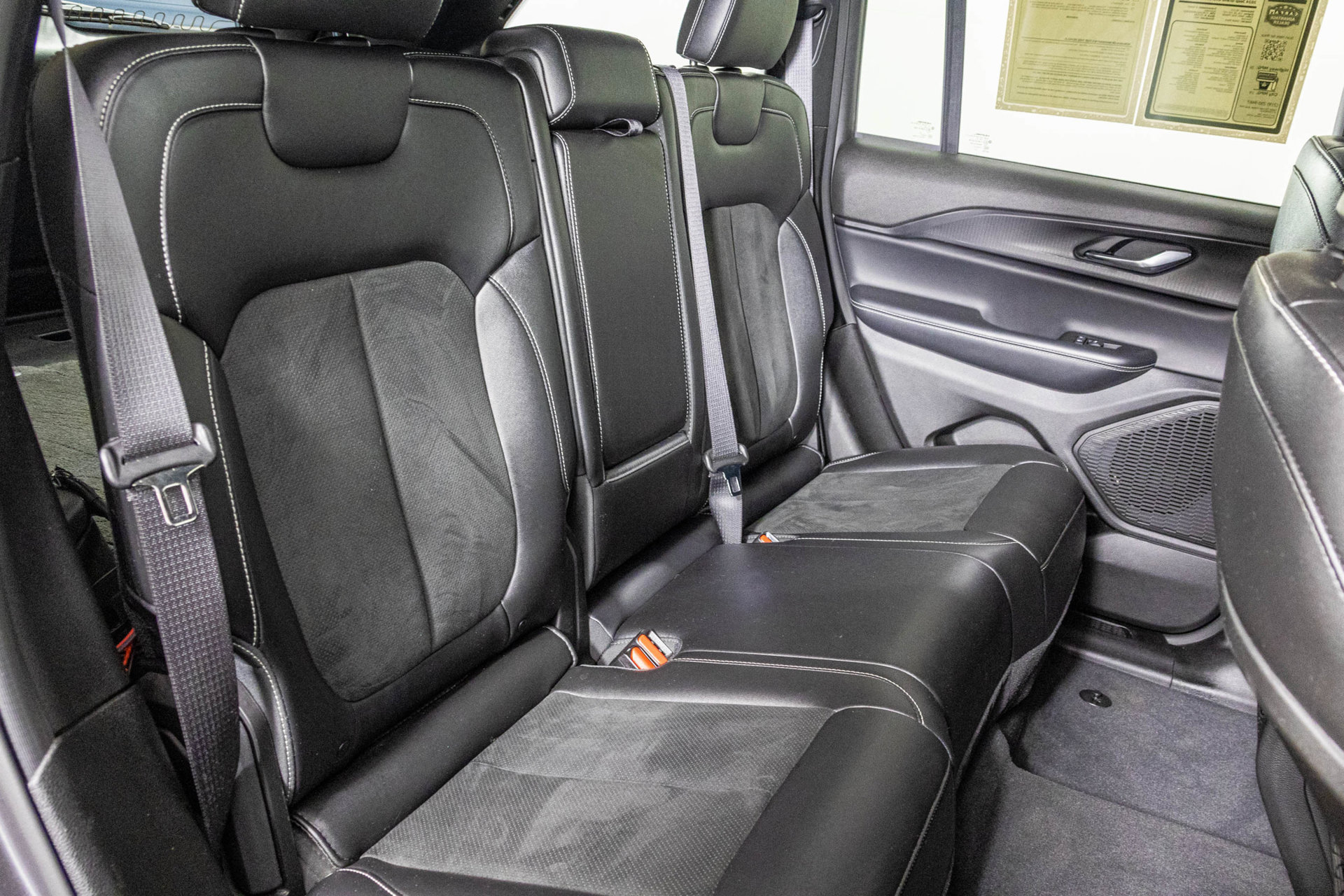 Used 2024 Jeep Grand Cherokee Laredo AWD/4WD image 43