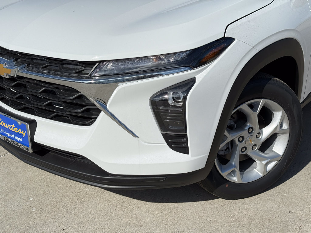 New 2026 Chevrolet Trax LS w/ LS Convenience Package FWD image 3