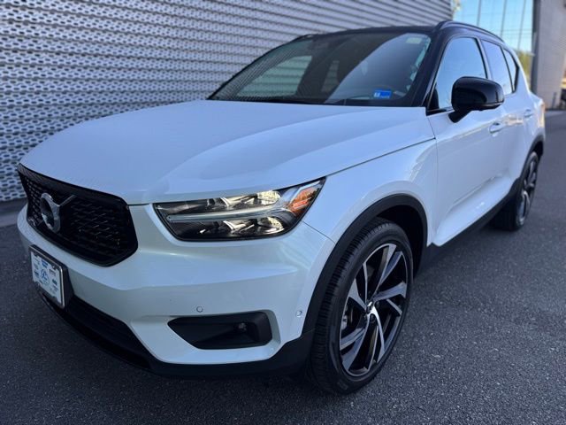 Used 2022 Volvo XC40 T4 R-Design w/ Advanced Package FWD image 1
