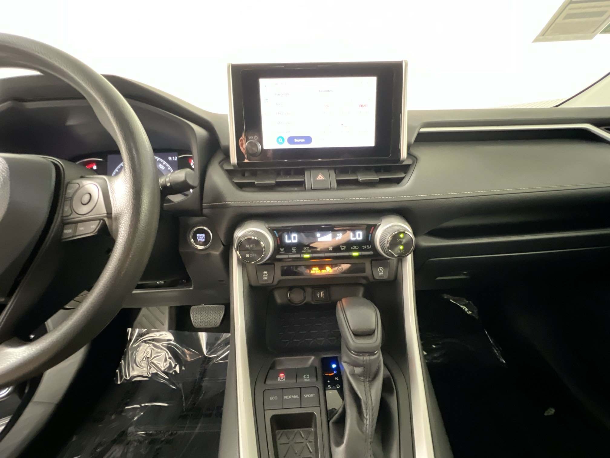 Used 2025 Toyota RAV4 XLE FWD image 24