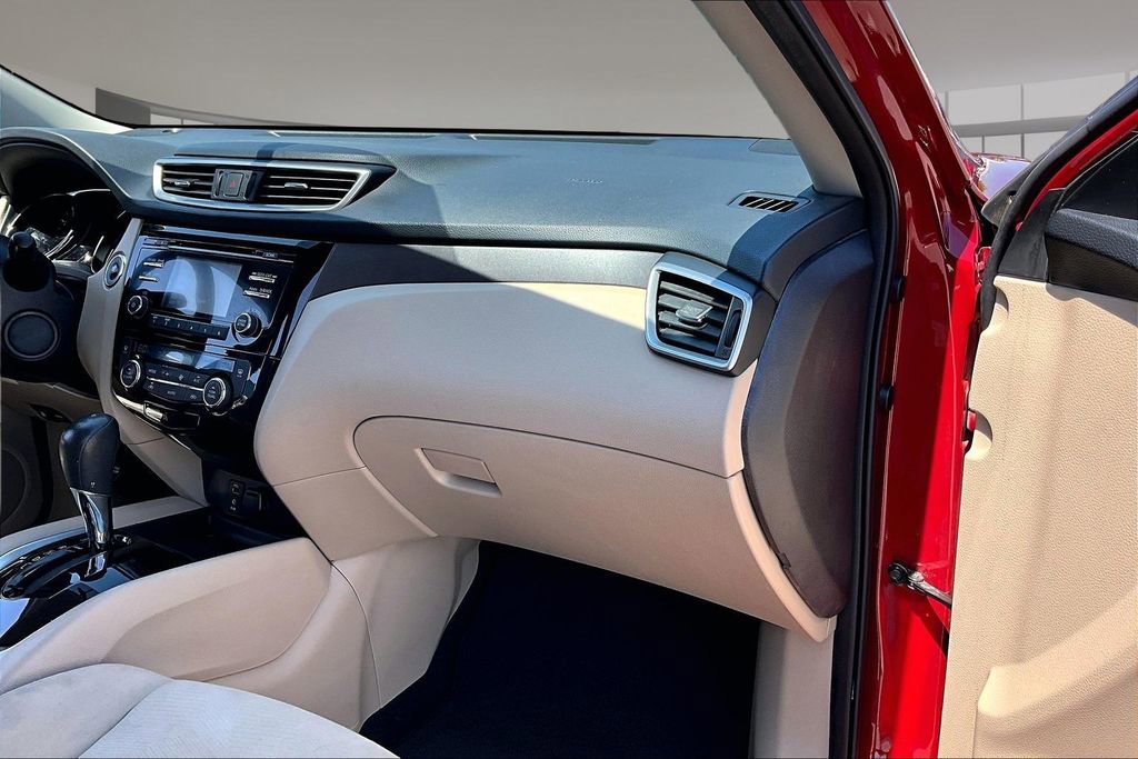 Used 2016 Nissan Rogue SV image 16
