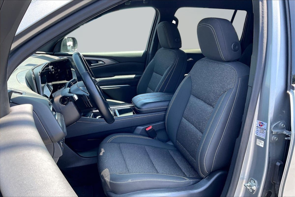 Used 2024 Chevrolet Traverse LT FWD image 25