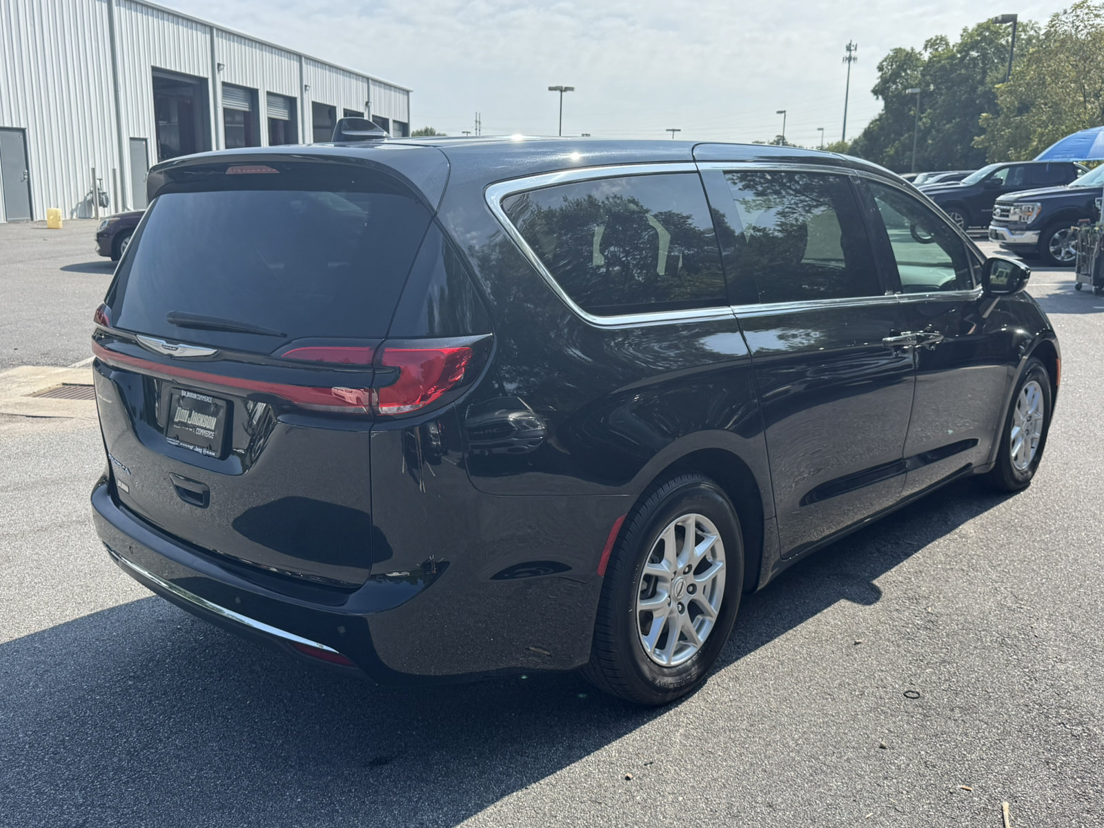 Used 2025 Chrysler Pacifica Select FWD image 5