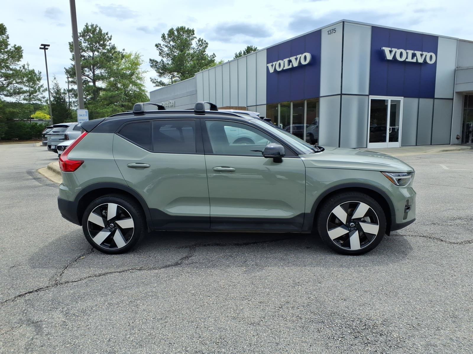 Used 2023 Volvo XC40 Recharge Ultimate w/ Protection Package Premier AWD/4WD image 2