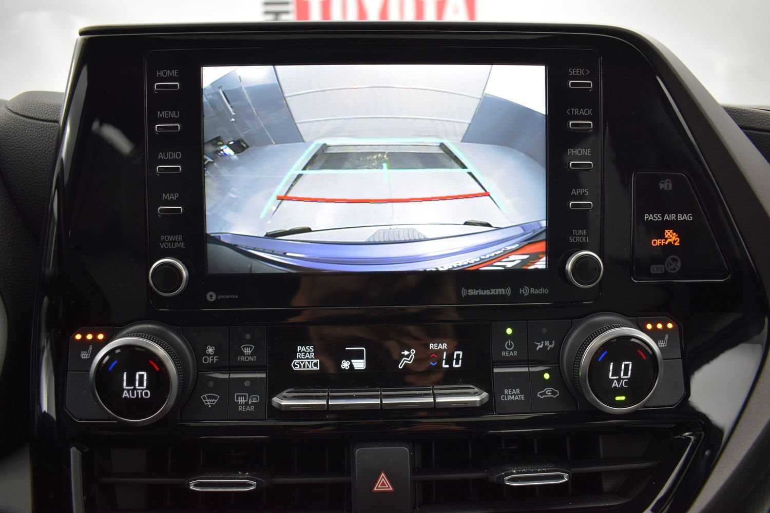 Used 2022 Toyota Highlander XLE AWD/4WD image 18