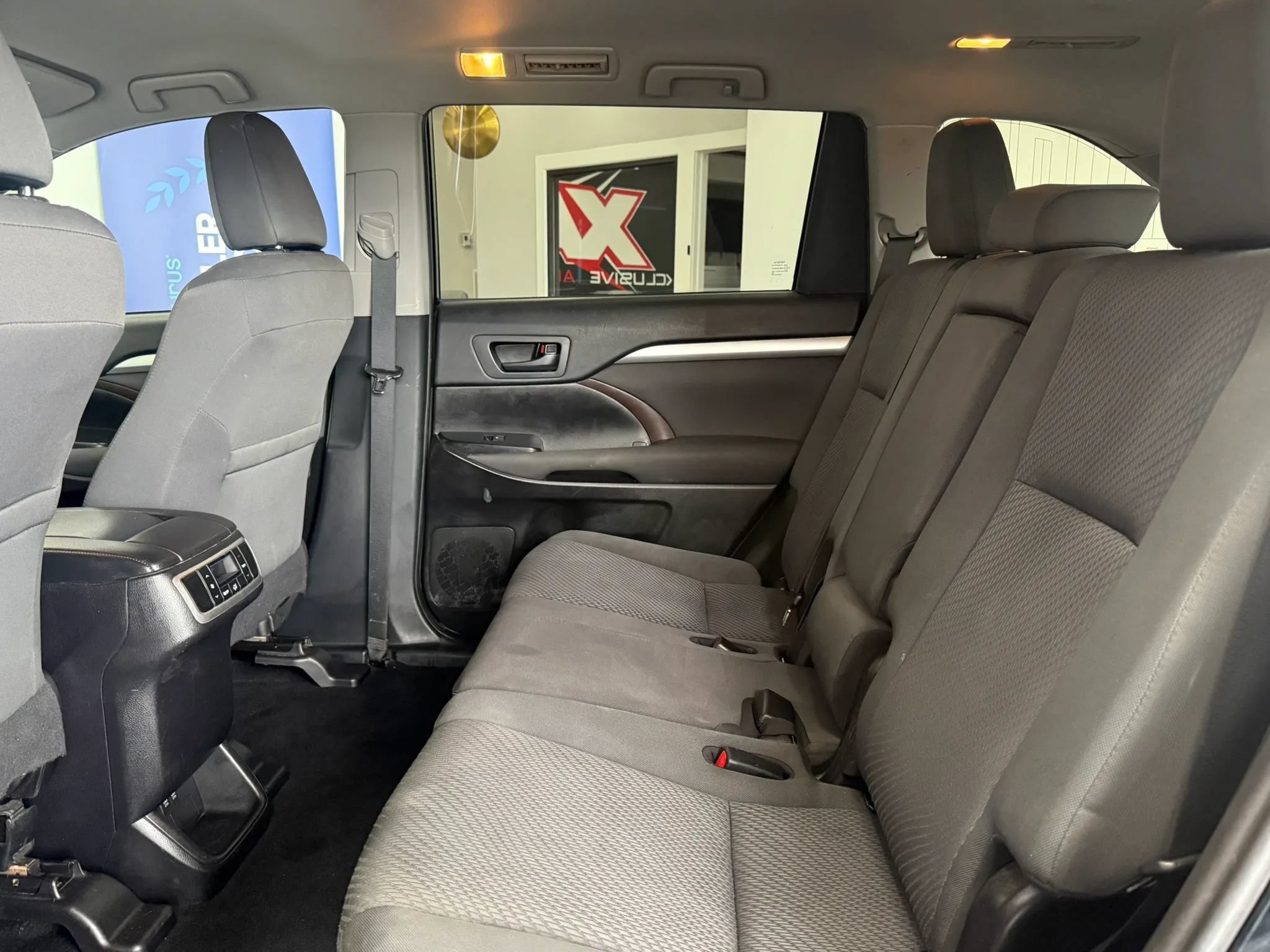 Used 2019 Toyota Highlander LE AWD/4WD image 27