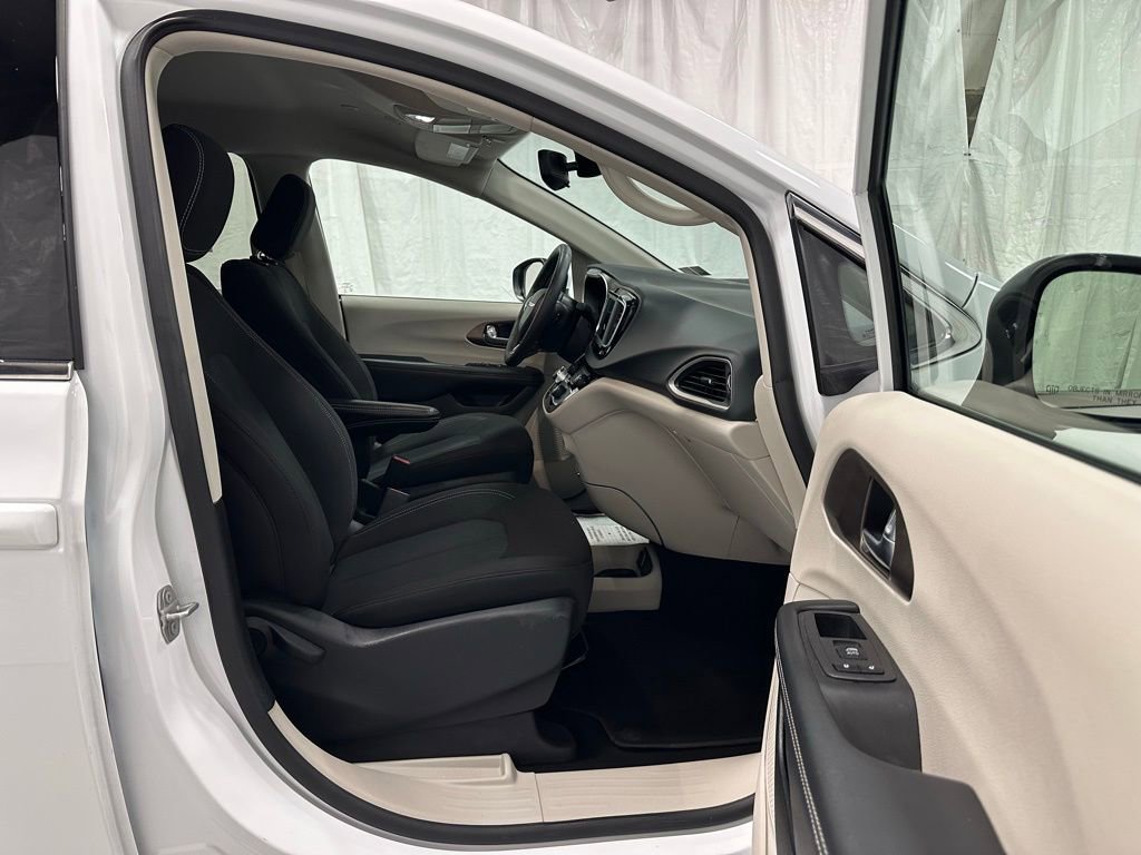 Used 2023 Chrysler Voyager LX image 60
