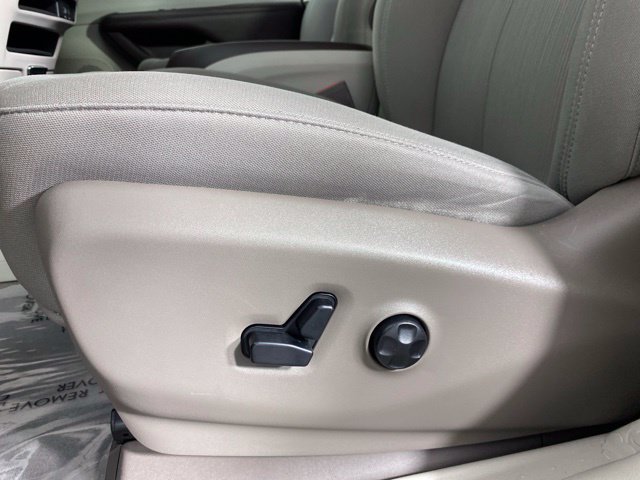 Used 2020 Chrysler Pacifica Touring w/ Cold Weather Group FWD image 18