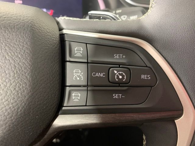 Used 2023 Jeep Grand Cherokee L Limited w/ Black Appearance Package image 20