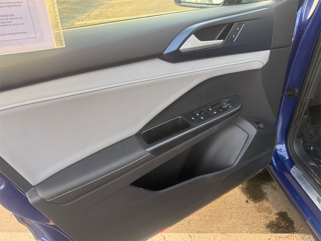 Used 2024 Volkswagen Taos SE image 11