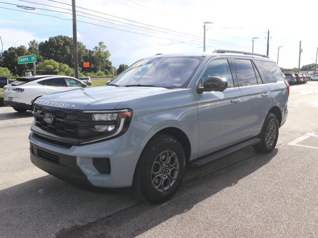 Used 2025 Ford Expedition Active RWD image 5