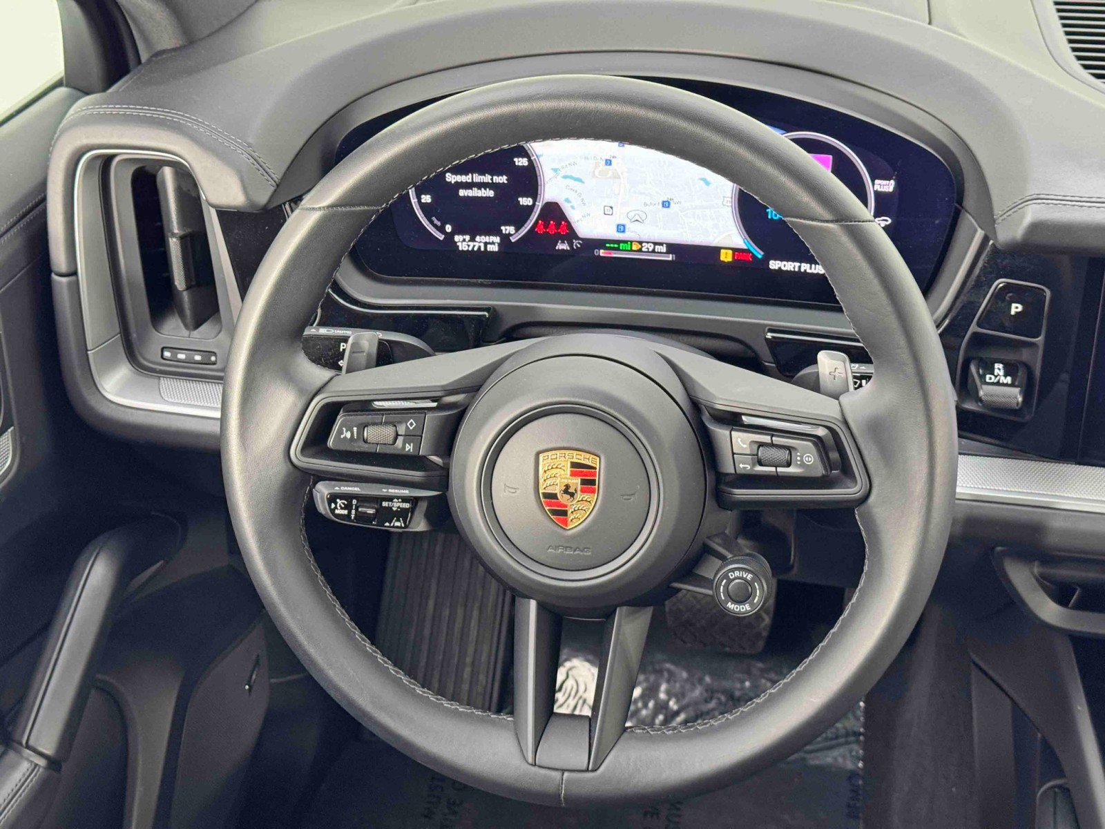 Used 2024 Porsche Cayenne w/ Premium Package image 21