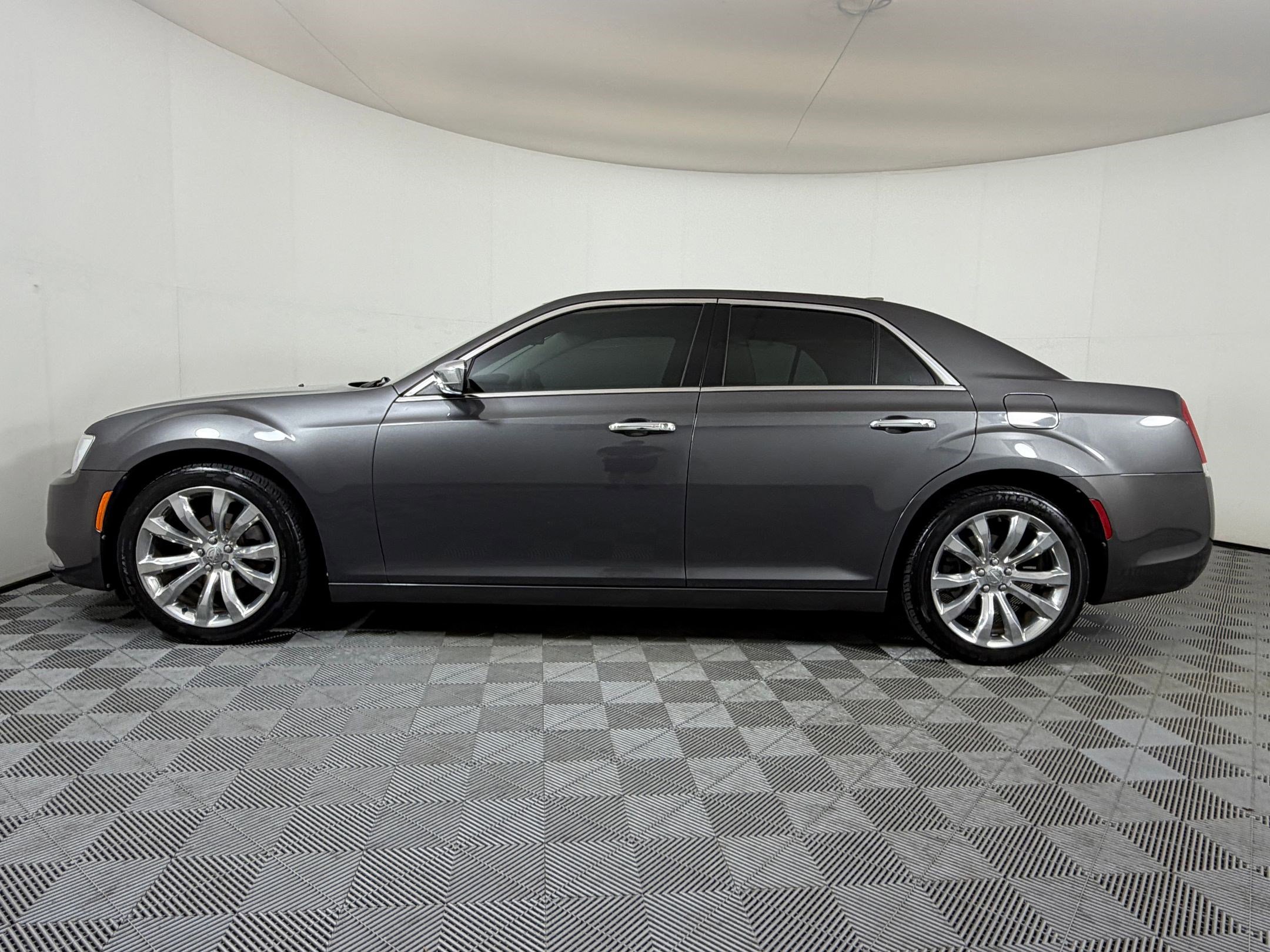 Used 2019 Chrysler 300 Limited RWD image 2