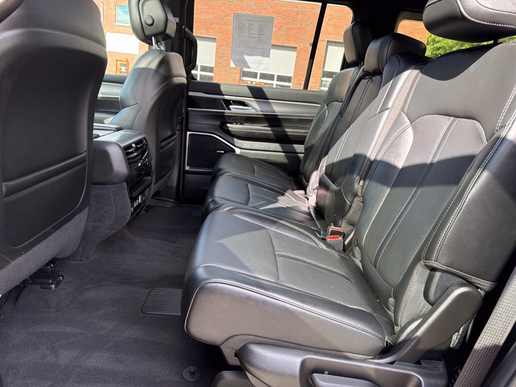 Used 2023 Jeep Wagoneer Series II AWD/4WD image 28