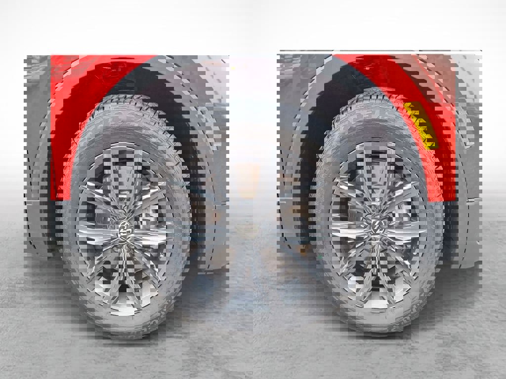 Used 2023 Volkswagen Tiguan SE w/ Panoramic Sunroof Package image 9