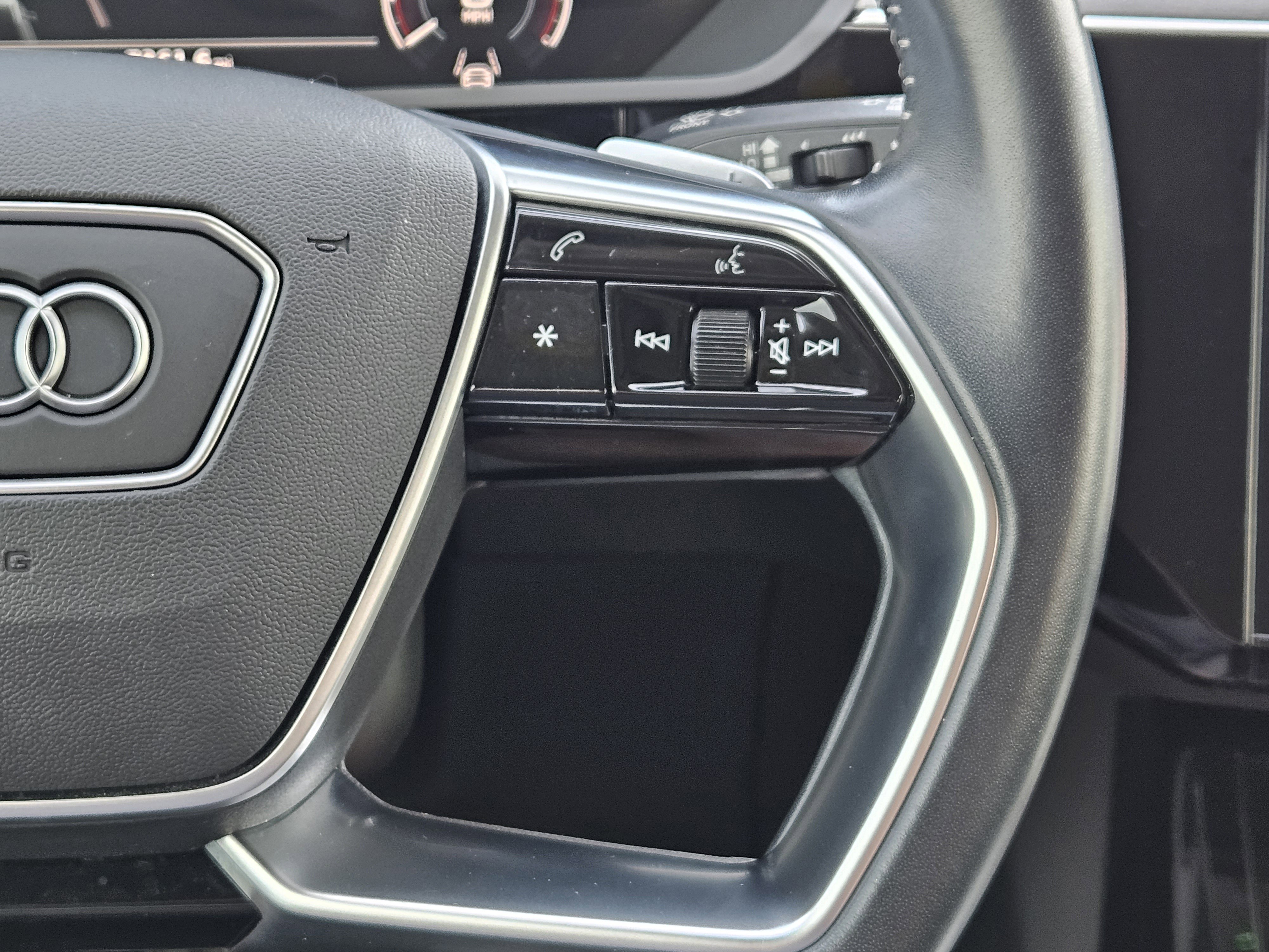 Used 2021 Audi e-tron Prestige w/ Prestige Package image 30