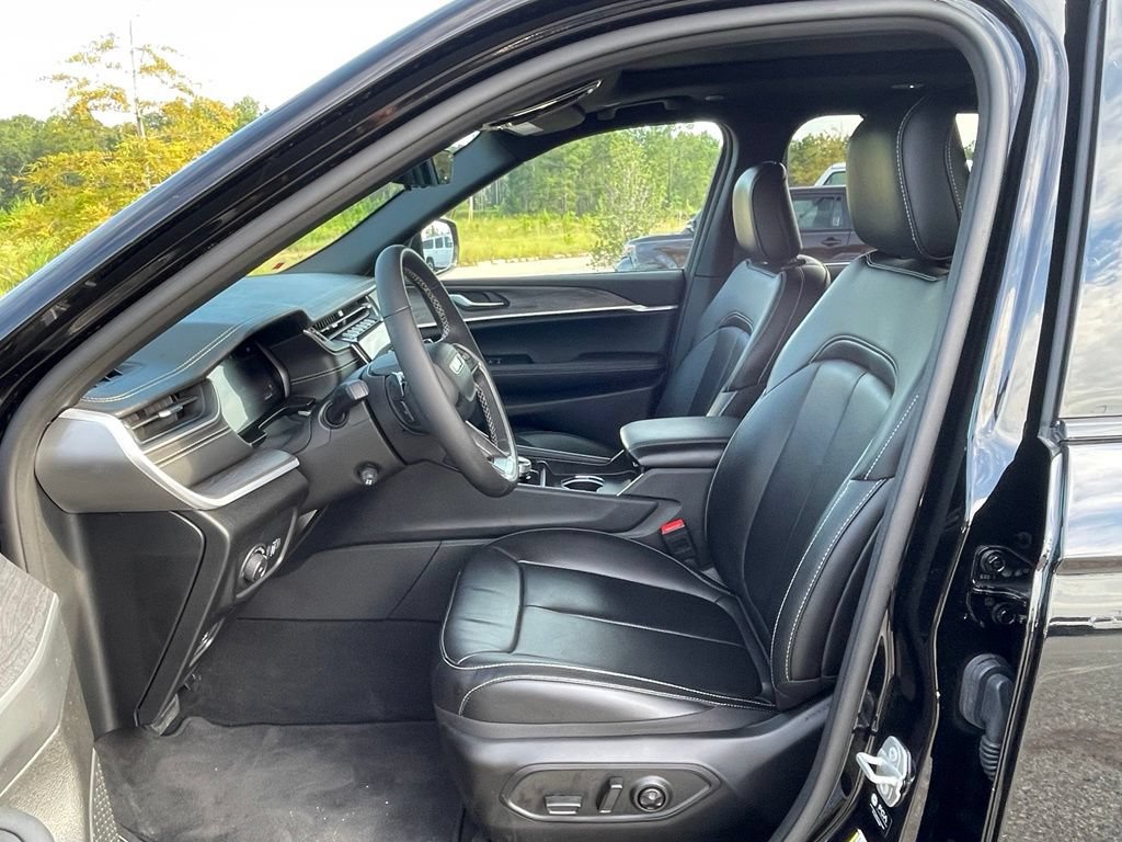 Used 2025 Jeep Grand Cherokee L Limited w/ Luxury Tech Group II AWD/4WD image 23