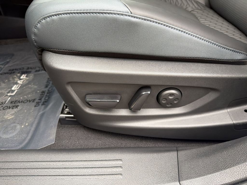 New 2026 Nissan Leaf Platinum+ w/ Cargo Package (Platinum+) FWD image 23